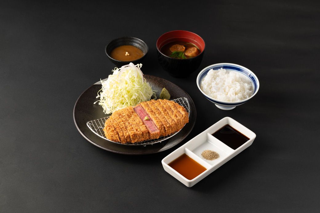 やわらかくジューシーなサーロインカツが主役の「牛サーロインカツ膳」（写真提供：ゴリップ）
