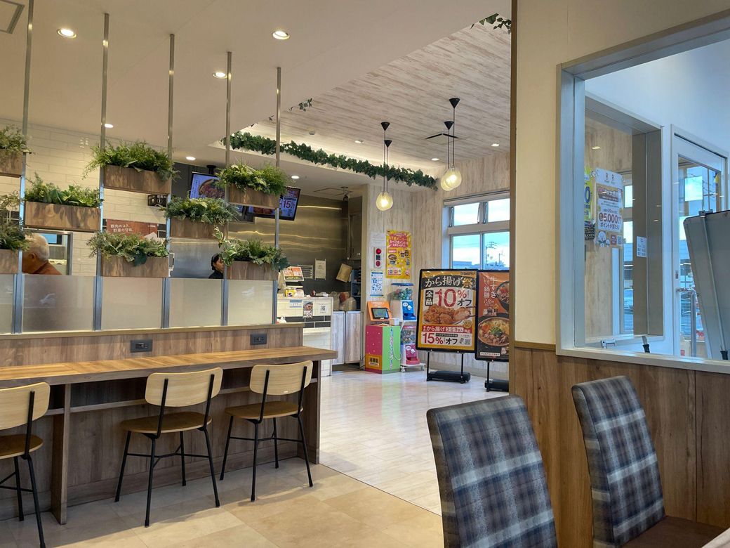 なんだかオシャレになった、吉野家のファミリー向け店舗（写真：筆者撮影）