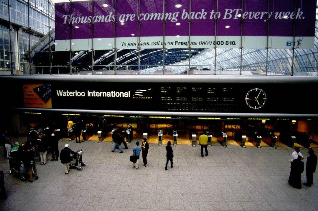 ウォータールー・インターナショナル駅の出発案内は液晶パネルが使われていた＝1999年4月（筆者撮影）