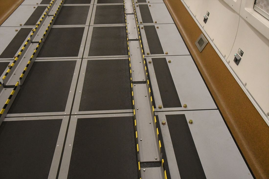 荷物を載せた台車を搭載するため床面はフラットにし、滑り止め加工を施している（記者撮影）