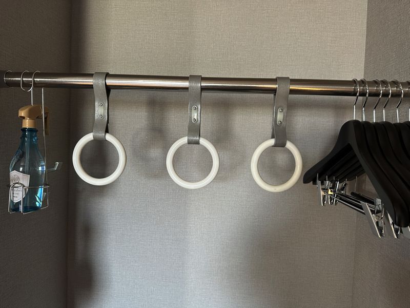 クローゼットの吊り革（筆者撮影）