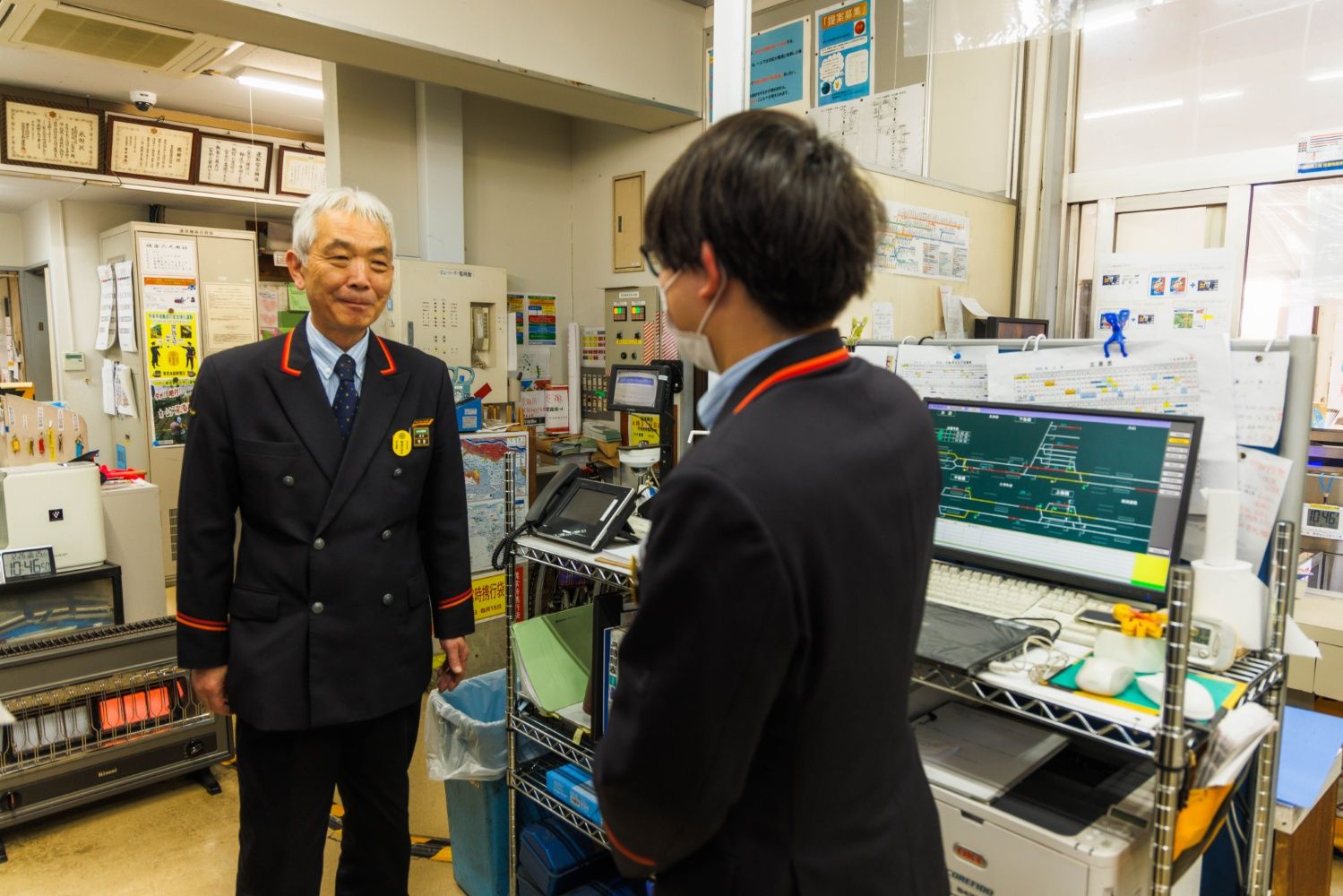 若い職員も多い下板橋駅（撮影：鼠入昌史）