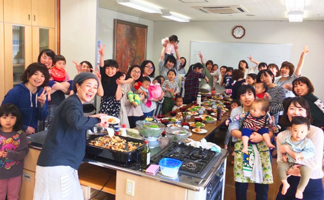 子育てサークルで料理教室（広野さん提供）