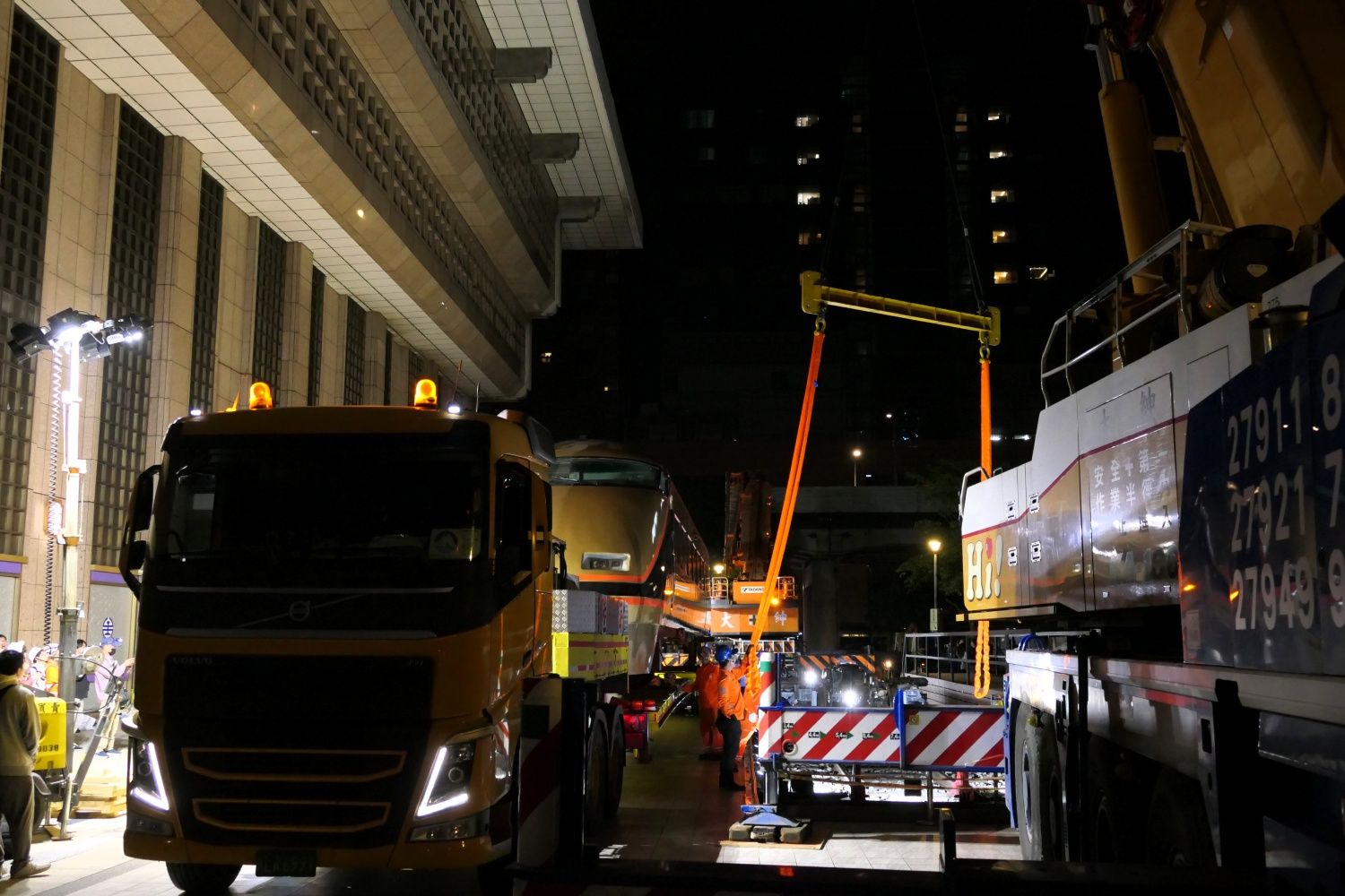 クレーンで吊り上げる準備作業（記者撮影）