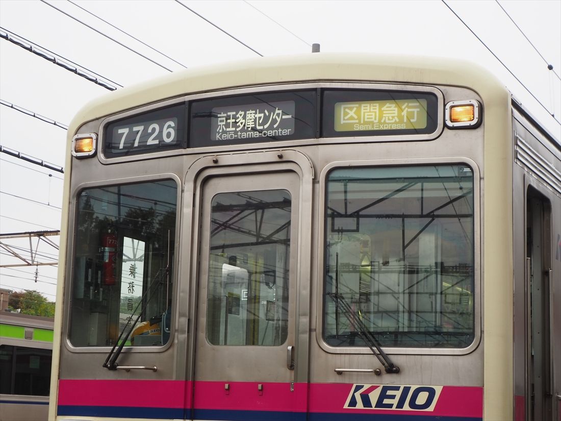 区間急行・京王多摩センター行きの表示。都営地下鉄新宿線に入らない7000系がこの表示で走るのはかなりレアだ（記者撮影）