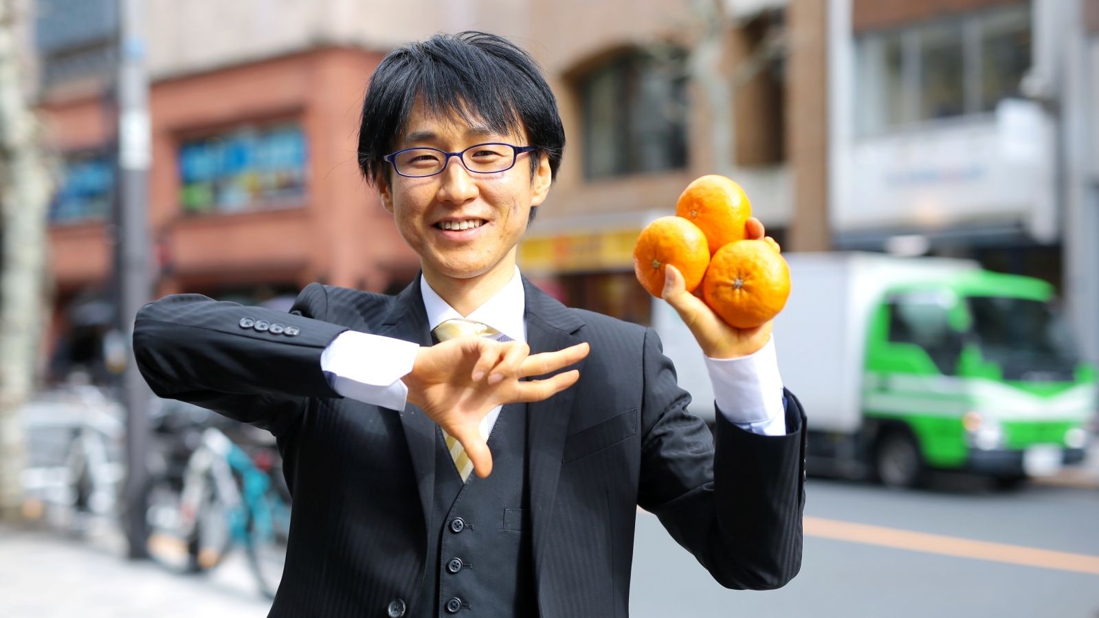 Фрукт чел. Человек фрукт. Самый популярный человек в Японии. Японские учителя. Япония люди фрукты.