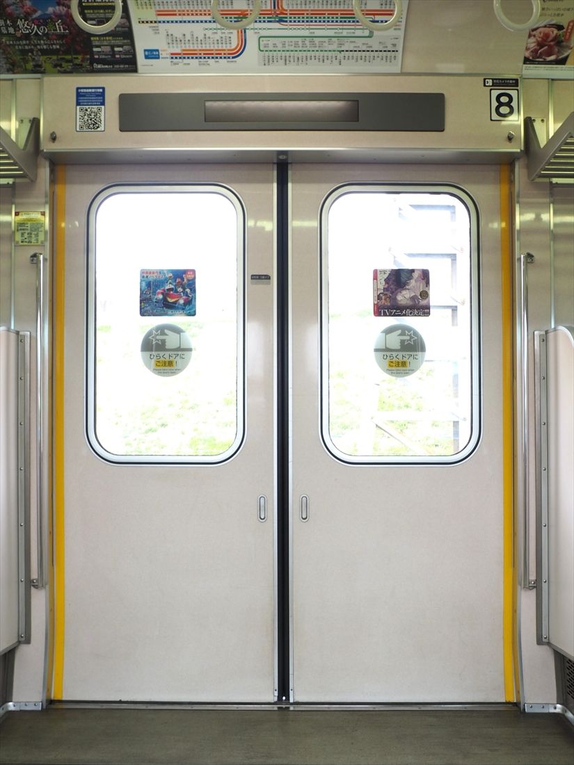 車内から見た1.6m幅のドア（記者撮影）