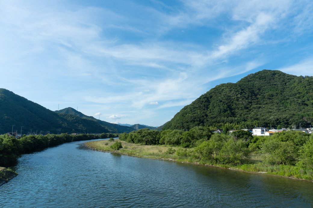 揖保乃糸の生産地、兵庫県西播磨地方は瀬戸内気候で自然豊かな地域。揖保川は、古くから揖保乃糸製造を支えてきた水脈で、豊かな水量をたたえる（筆者撮影）