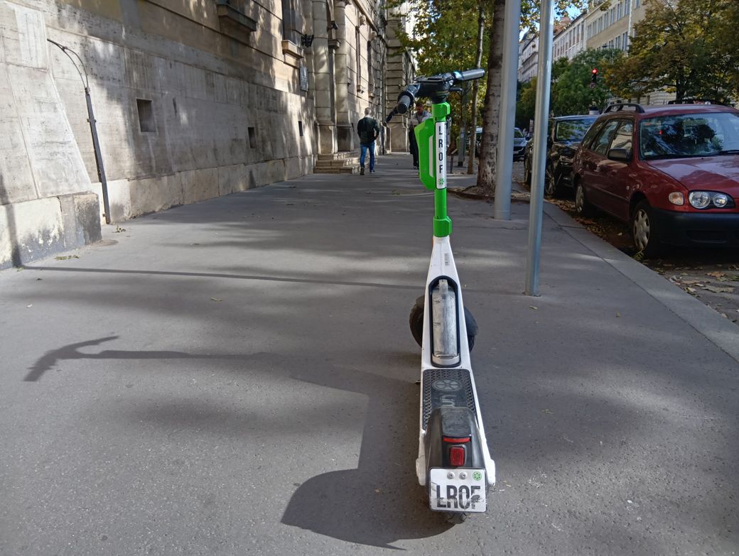 ハンガリーの首都ブダペストの歩道に放置されていた電動キックボード。LROFと書かれている（筆者撮影）