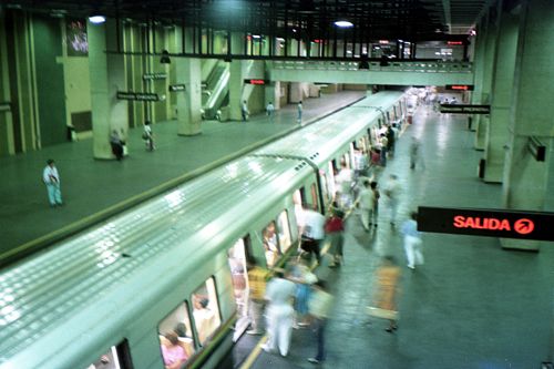 BGMが流れ、地下なので反響していい感じだった（1987年　筆者撮影）