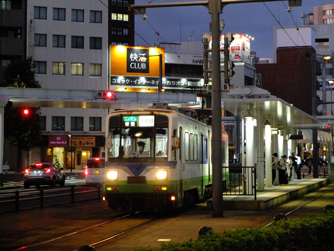 夜の福井駅前にたたずむ770形（撮影：南正時）