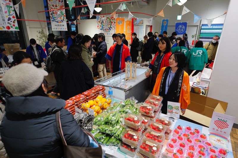 イベント会場は生鮮市場のようなあざやかさに。自社エリア内の商品も会社の壁を越えて担当者全員で販売している姿が印象的だ（筆者撮影）