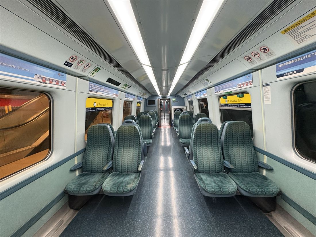 一等車の座席。運賃は普通車の倍額だが利用者は多かった（筆者撮影）