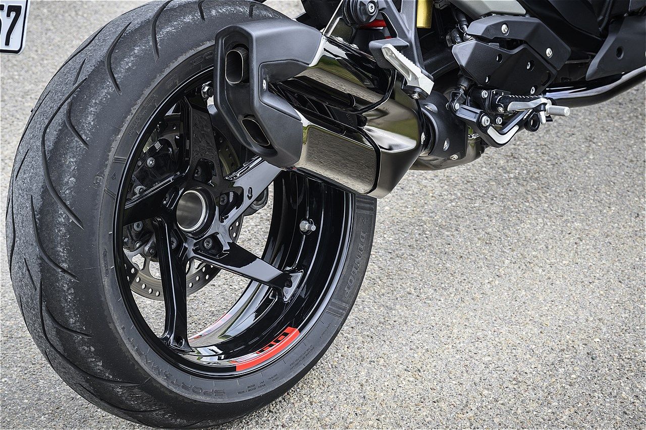 従来比で1.4kg以上軽量化された新型アルミホイールにより制動力とハンドリングのレスポンスを向上。タイヤはダンロップのSPORTSMARTを標準装着（写真：BMW MOTORRAD）