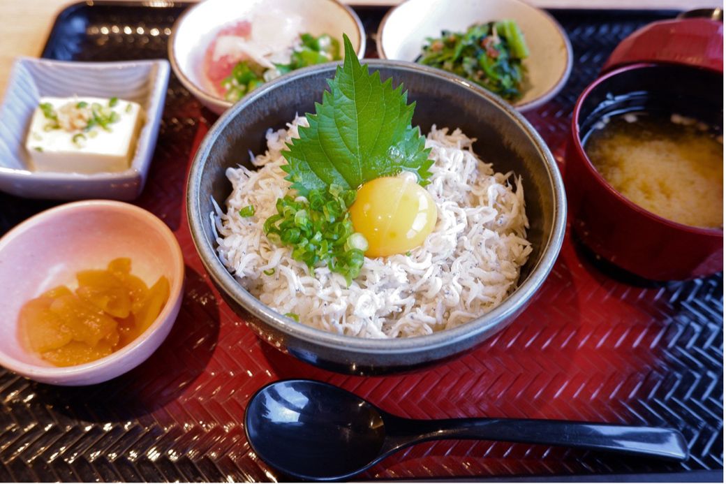 朝食限定の「湘南しらす丼定食」（筆者撮影）