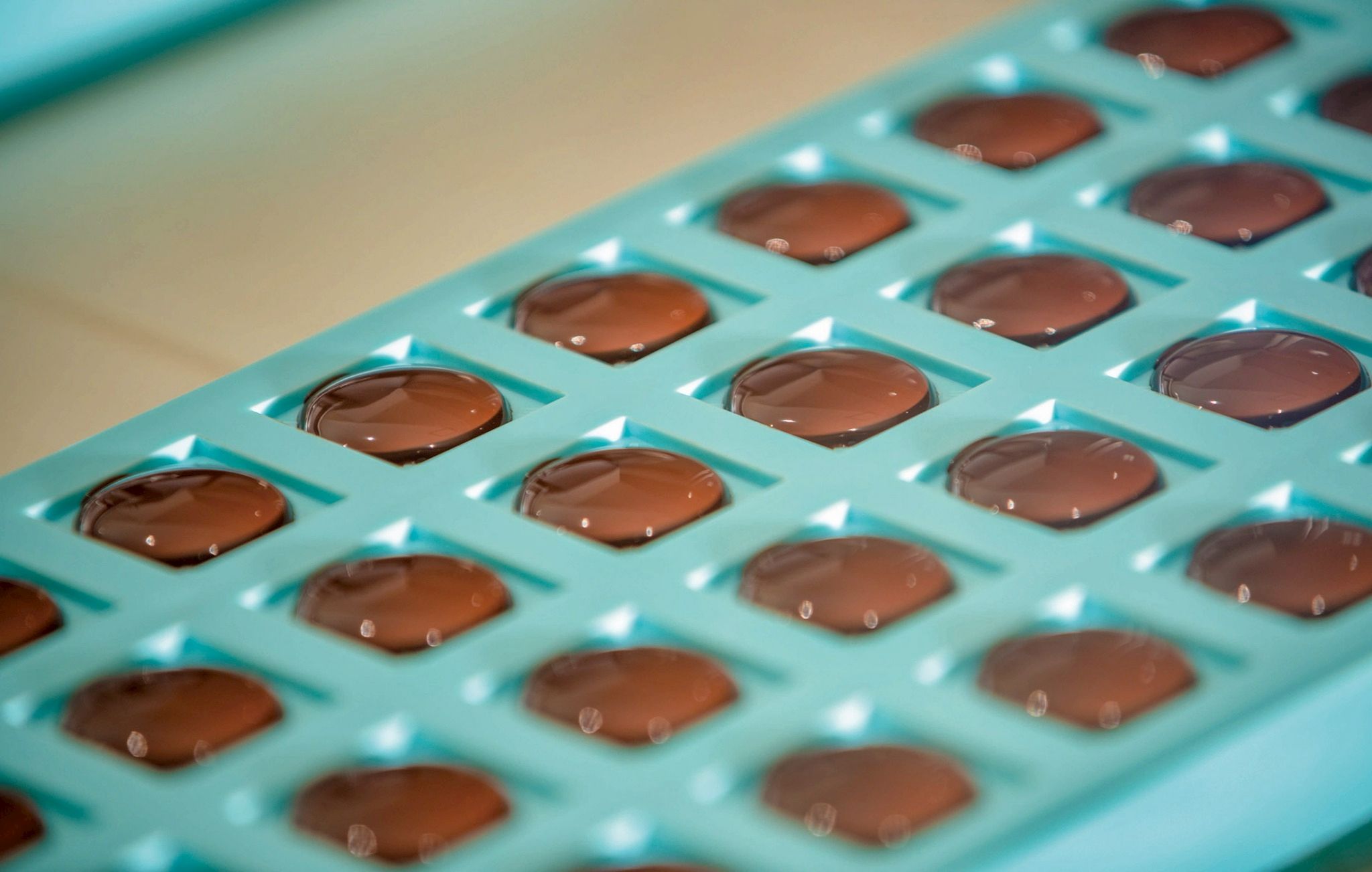 チョコレートの製造工程を間近で見ることができる（写真：ロイズコンフェクト提供）