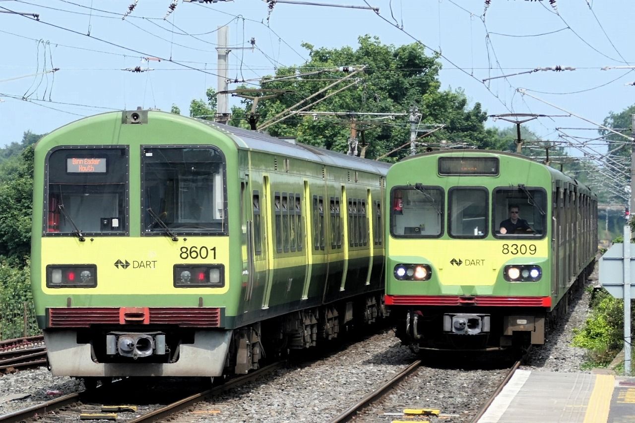 ダブリン近郊電車として活躍する日本製車両は頻繁に行きかう（筆者撮影）