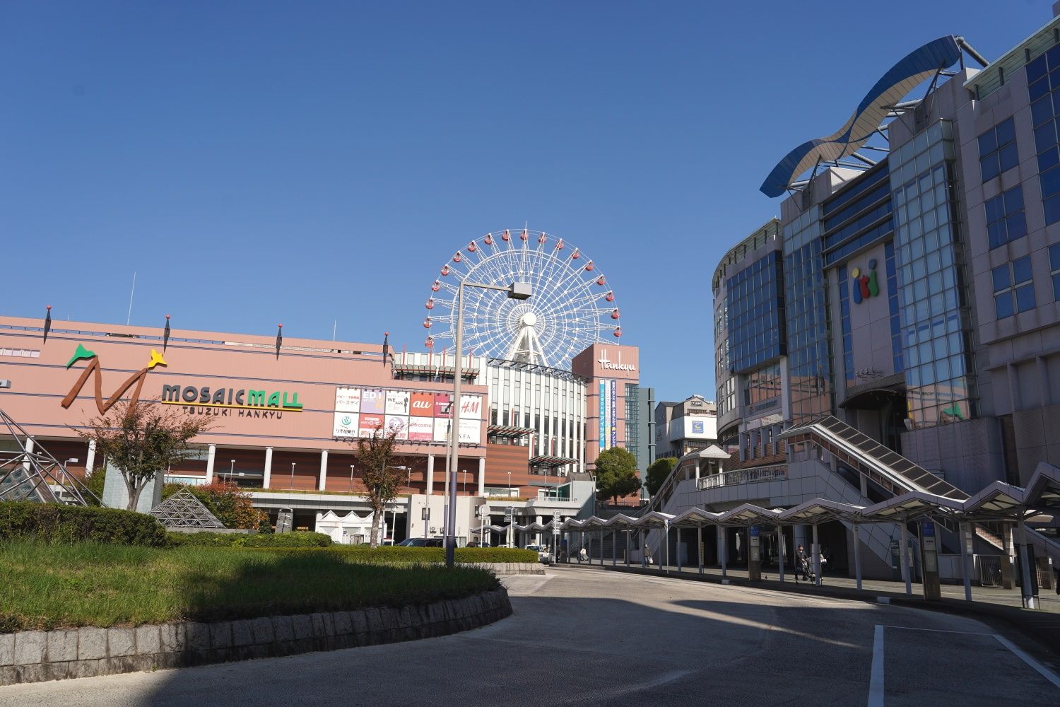 センター北駅ロータリーと「モザイクモール港北」「ショッピングタウンあいたい」（筆者撮影）