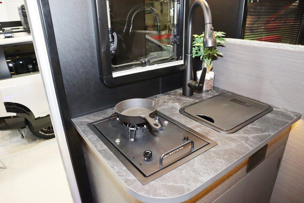 ダイレクトカーズの新作キャンピングカー「DN-75」（写真：筆者撮影）