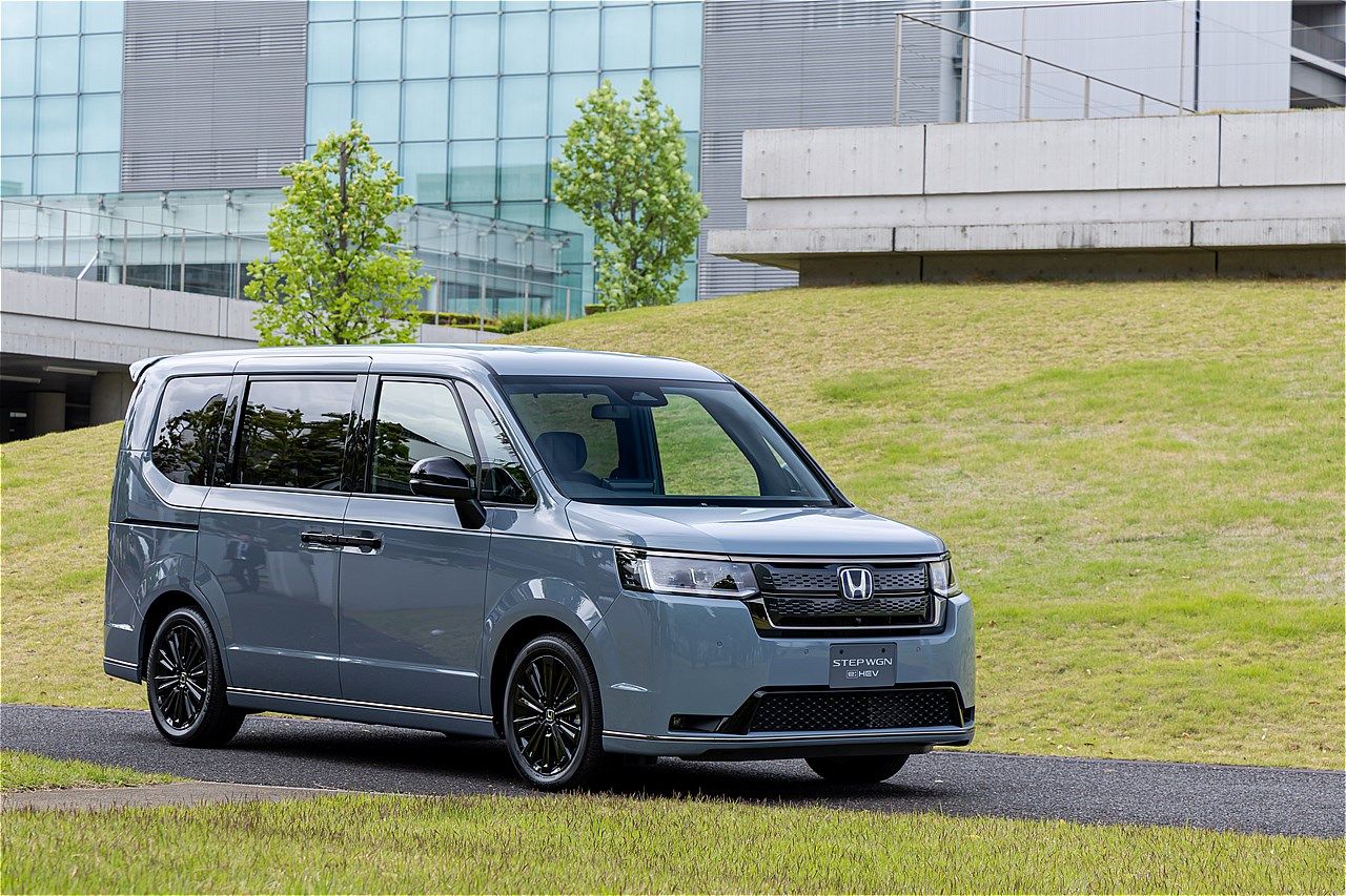 ホンダ「ステップワゴン e：HEV スパーダ  プレミアムライン ブラック エディション」（写真：三木 宏章）