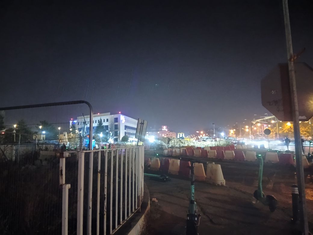 2025年10月、ルーマニアに渡航した際、空港前で撮影。電動キックボードが乱雑に放置されている（筆者撮影）