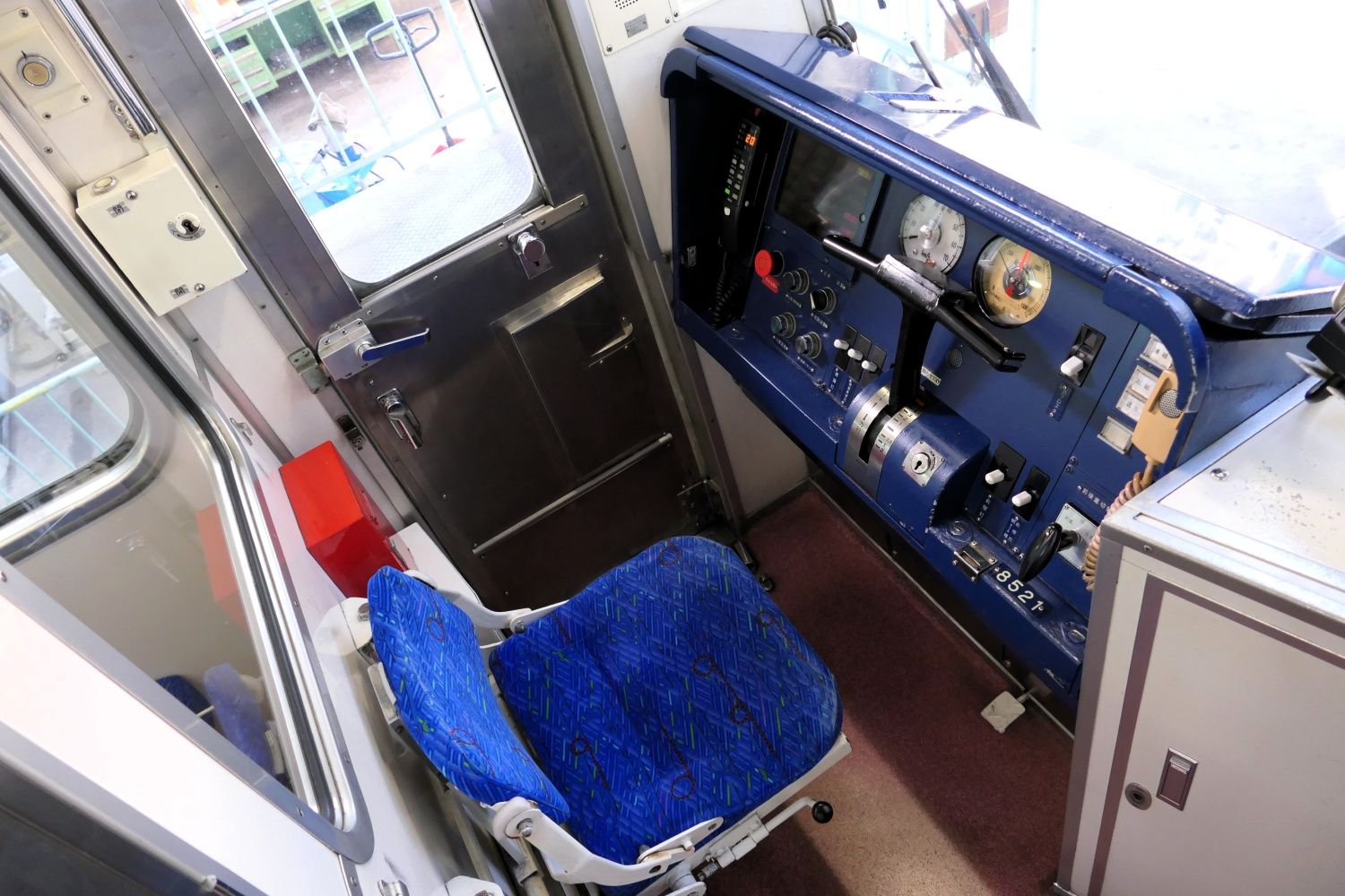 コンパクトにまとまった運転台（記者撮影）