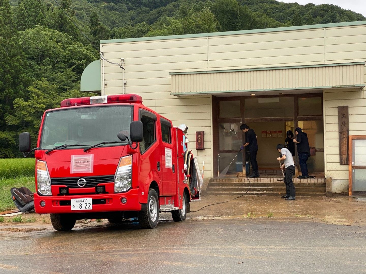 山形県鮭川村では、持ち込んだ高圧洗浄機で泥をかき出す作業を行った（写真：うつみさん提供）