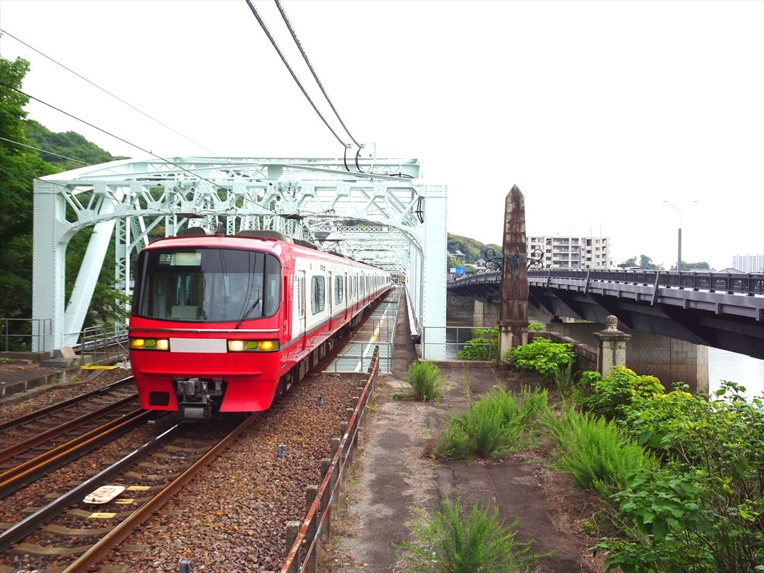 鉄道専用橋となった現在の犬山橋と道路橋（右）。「ツインブリッジ」の愛称がある（撮影：南正時）