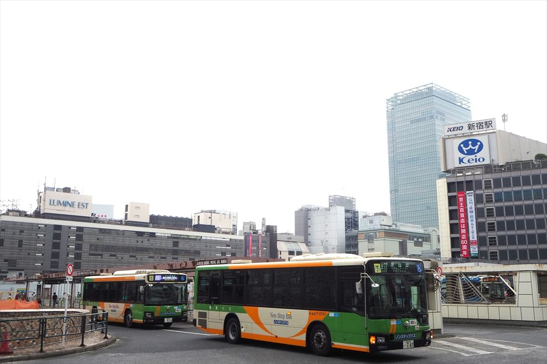 小田急百貨店新宿店本館が解体され、東口の「ルミネエスト」が見通せる状態になった新宿駅西口＝2024年4月（記者撮影）