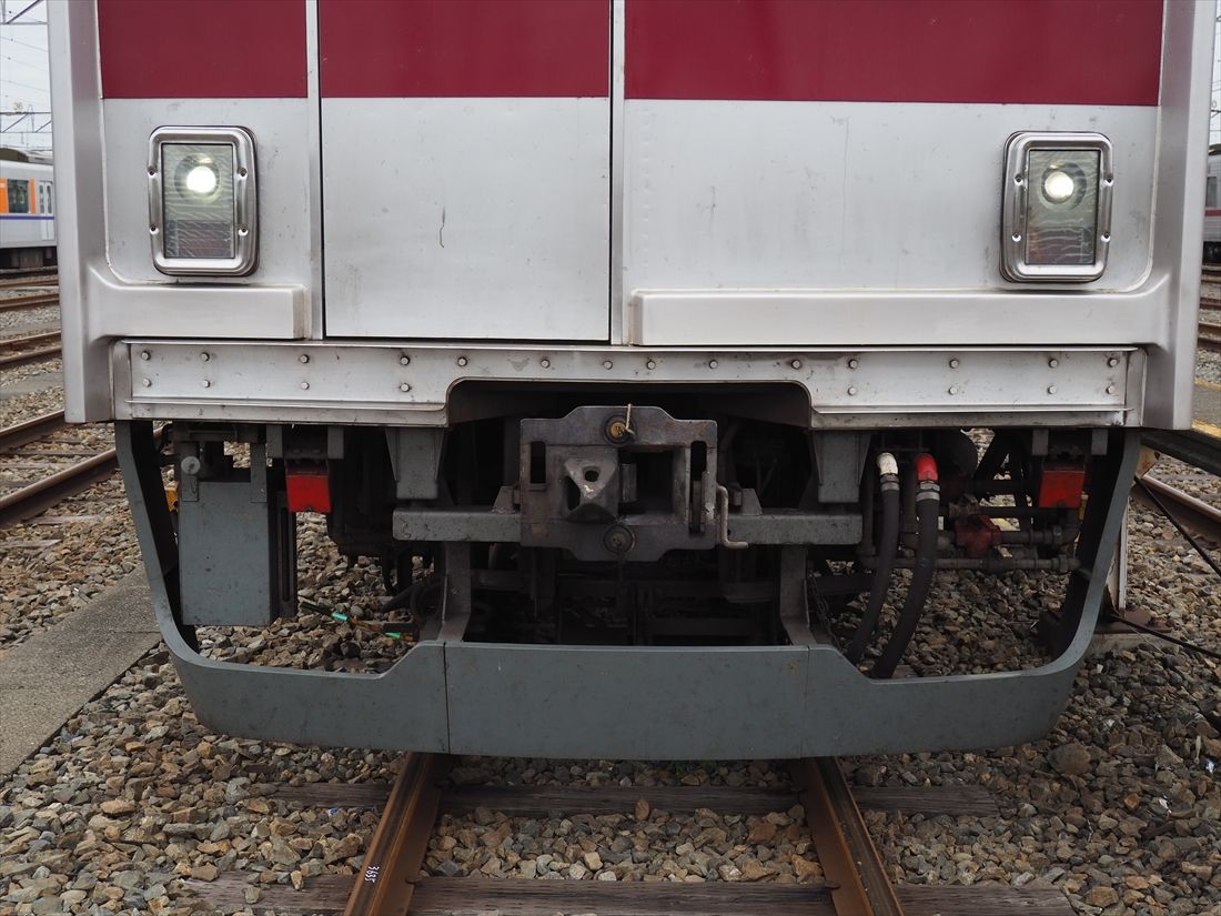 前面の下部。角型のライトが特徴だ（記者撮影）