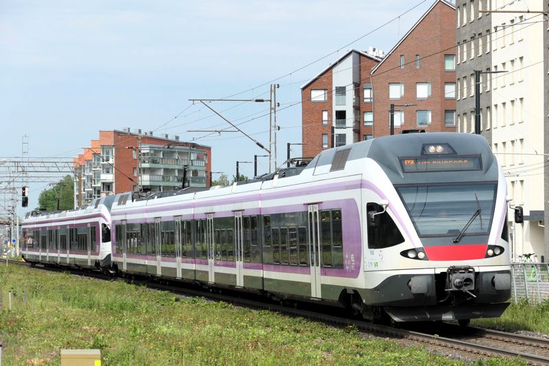 4両編成の連接車を2組連結して8両編成のヘルシンキ近郊電車（筆者撮影）