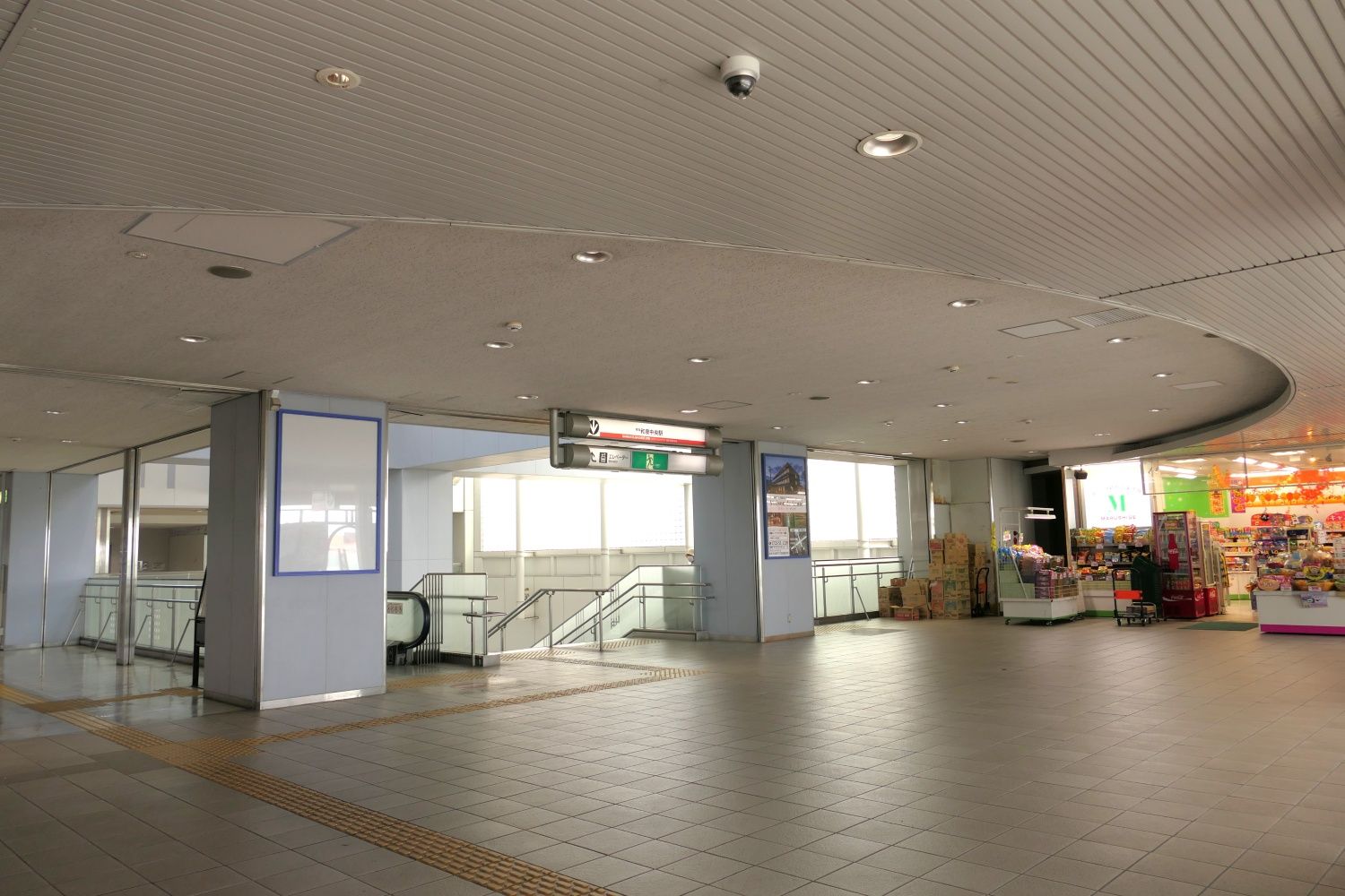 天井にも巨大なサークルの跡？（記者撮影）
