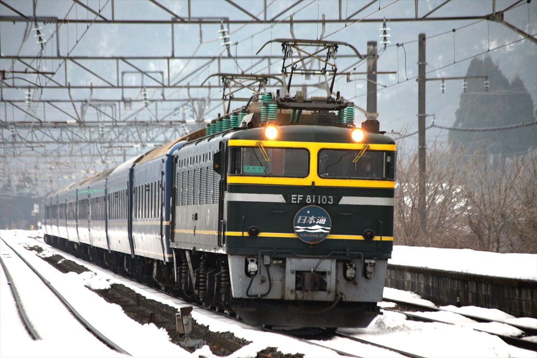 残雪の新疋田駅を通過する「トワイライトエクスプレス」（撮影：南正時）