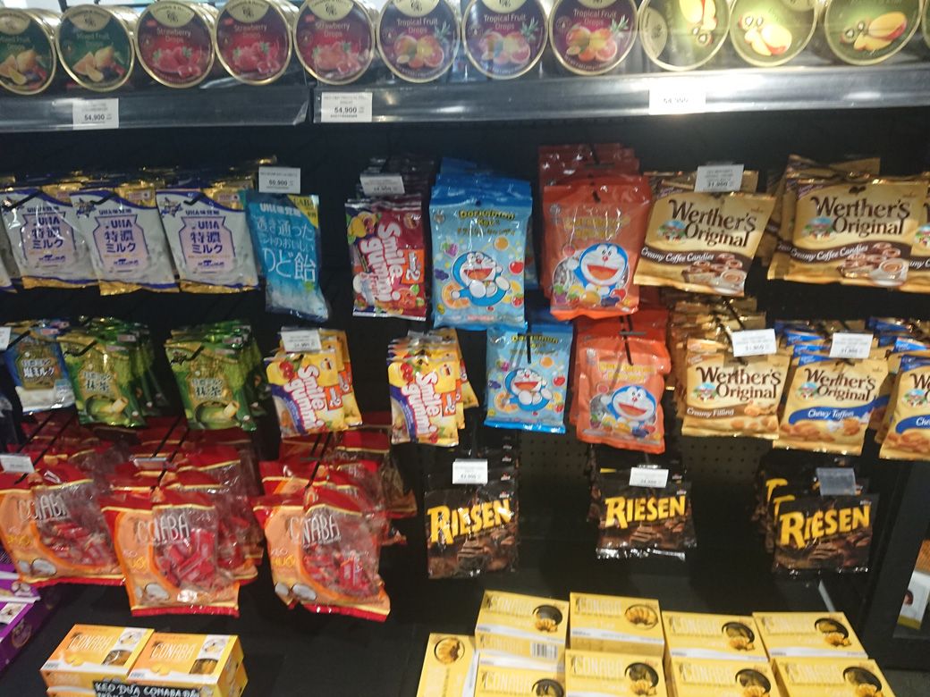 ベトナムで見つけた日本のお菓子（筆者撮影）