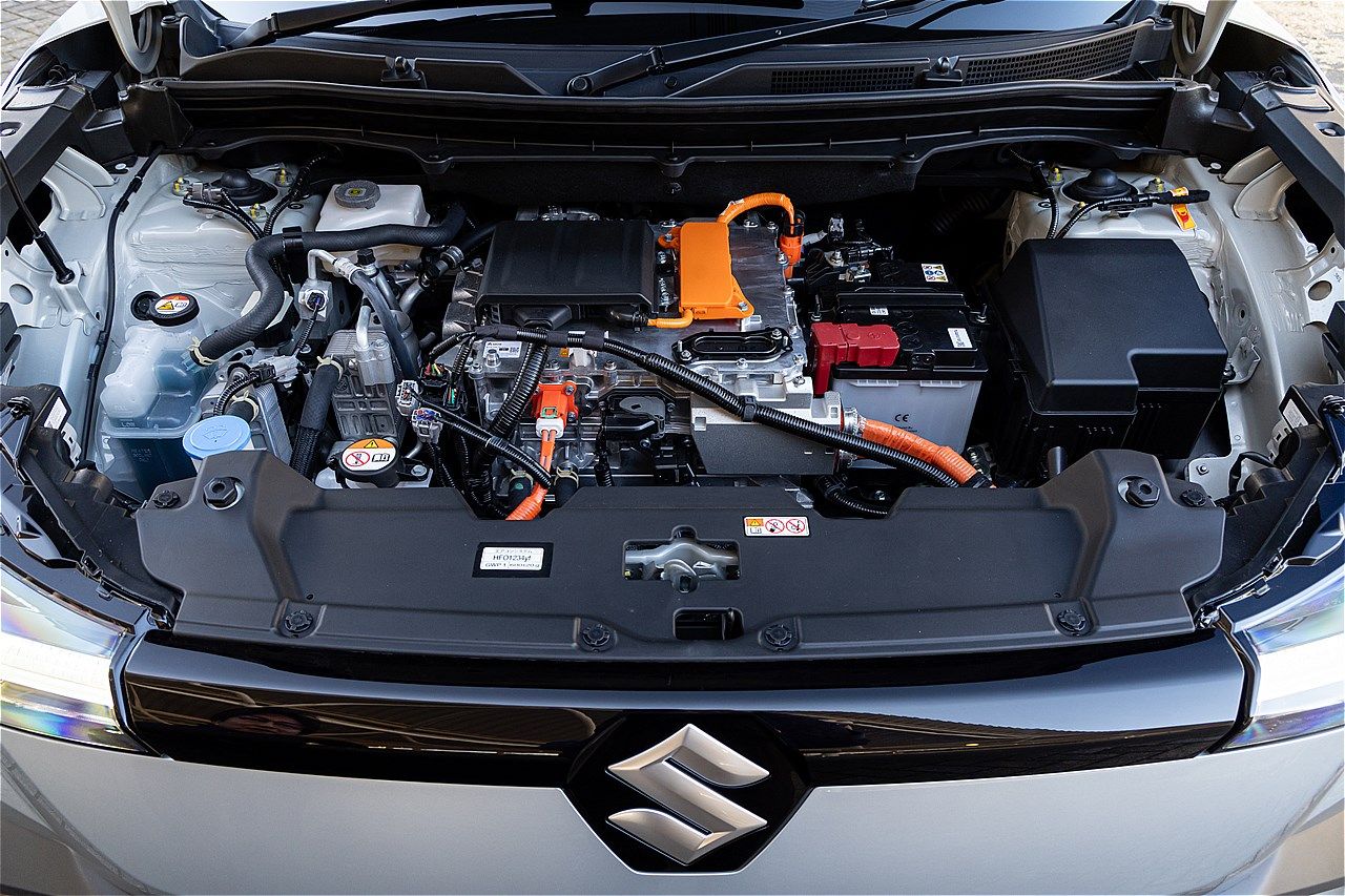 スズキの新型BEV「eビターラ」（写真：三木 宏章）