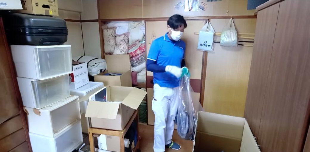物置き部屋は押し入れの中にも布団がぎっちり入れられていた（写真：「イーブイ片付けチャンネル」より）