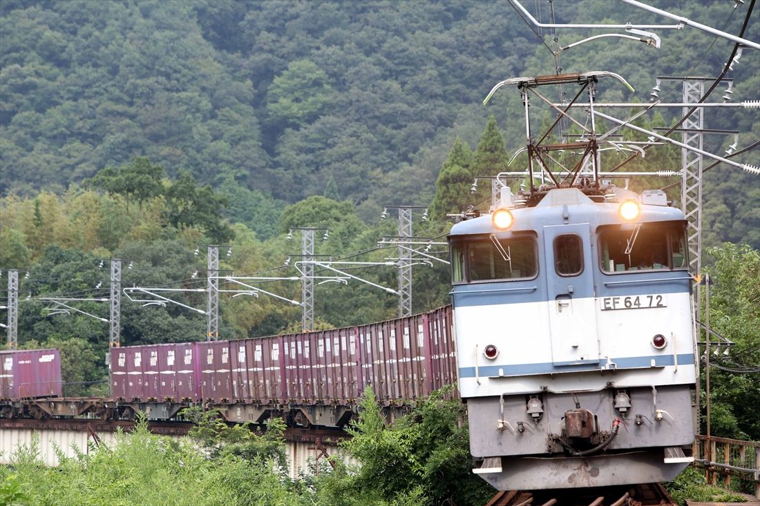伯備線を行くEF64形0番台牽引の貨物列車（撮影：南正時）