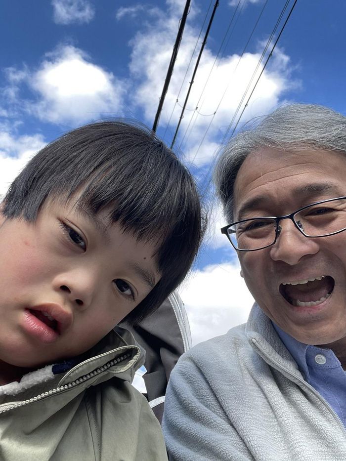 サンドウィッチマンと2人の愛する子どもに元気をもらい、松原さんは今日も介助に精を出す（写真：松原さん提供）