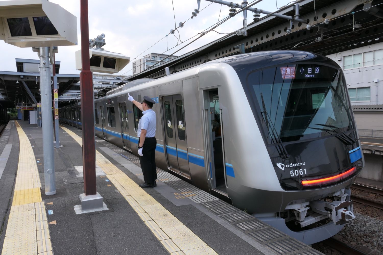小田急　秦野駅　ホーム