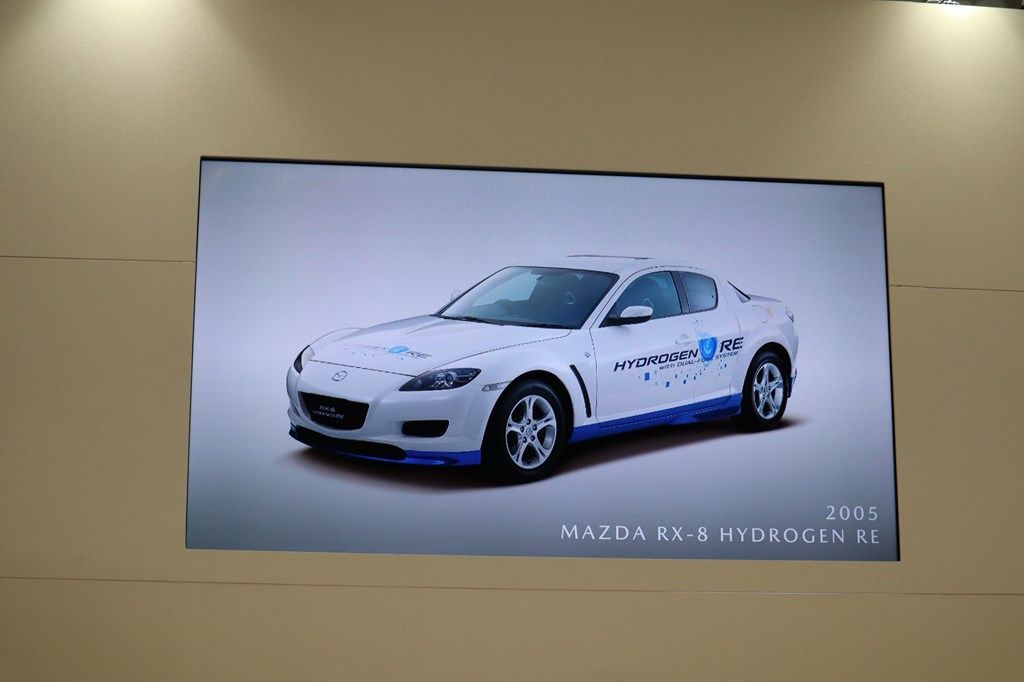 MX-30 e-SKYACTIV R-EVに関する展示内容（筆者撮影）