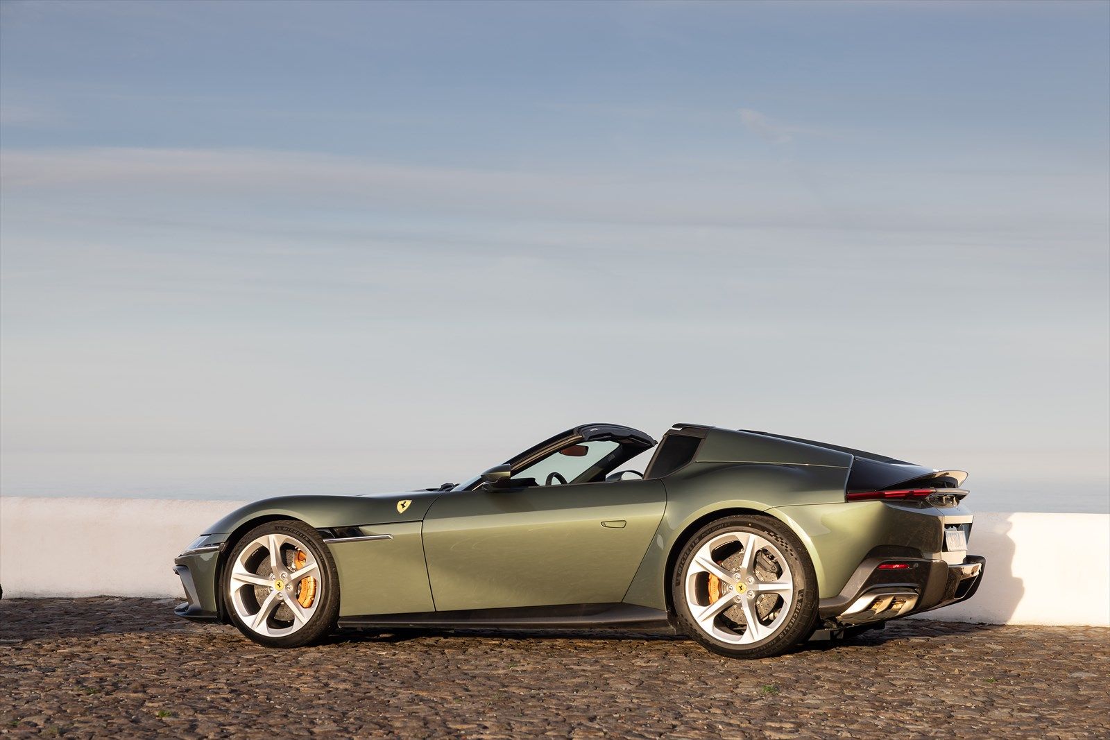 フェラーリの新型車「12チリンドリ・スパイダー」（写真：Ferrari SpA）