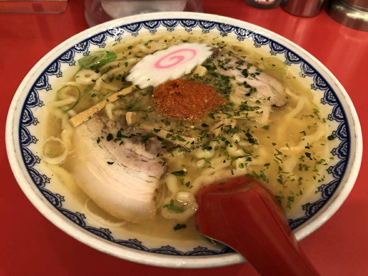 ファンも多い『龍上海』の「赤湯からみそラーメン」。真ん中に乗った辛味噌が特徴（筆者撮影）