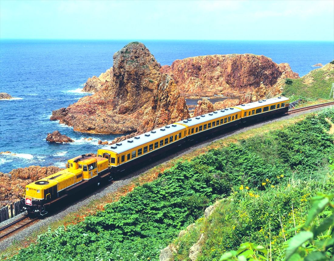 五能線を走っていた観光列車「ノスタルジックビュートレイン」。専用塗装のDE10形が牽引した（撮影：南正時）