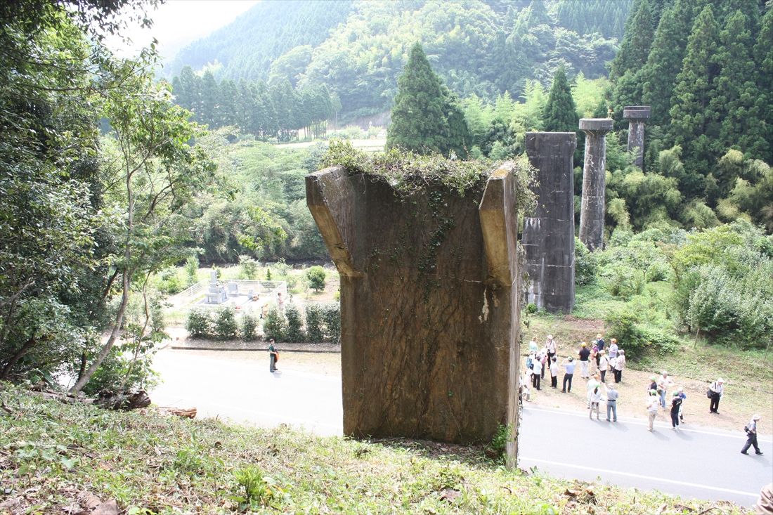 （旧線）有福―宇津井郷間：今福第1トンネルの坑口近くから見た橋脚群（筆者撮影）