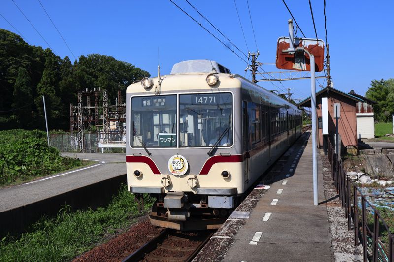 富山地方鉄道は1979年に冷房付きの新車を投入するなど地方私鉄の先駆的存在だったが 、近年は設備の老朽化が進んでいる（2025年、筆者撮影）