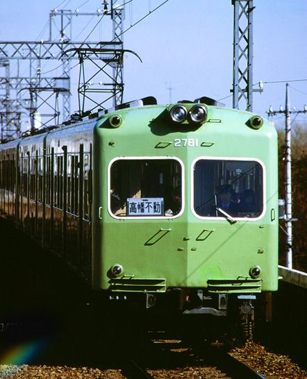 仙川―つつじが丘間を走る2700系。1953年にデビューした京王線初の「湘南顔」の電車だった(撮影:南正時)