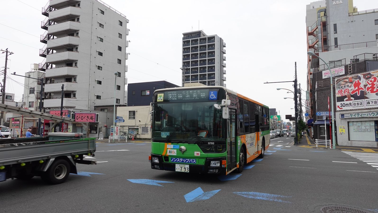 住吉駅付近を走る東22（写真：筆者撮影）