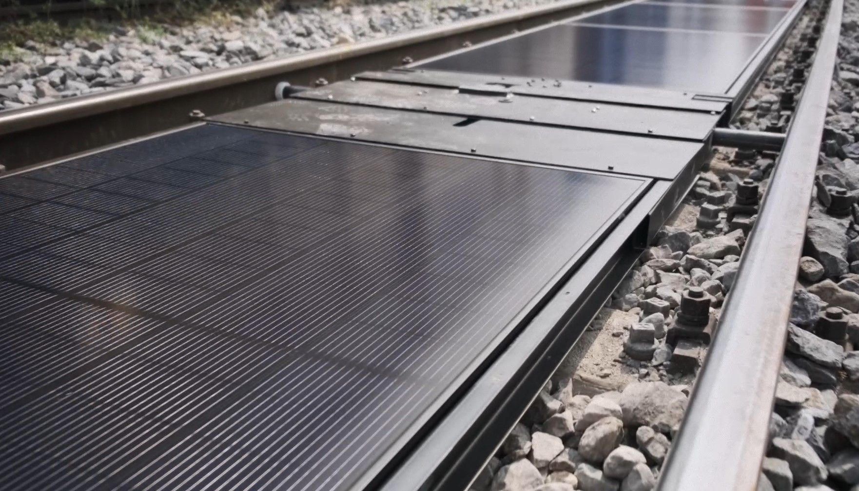 線路に設置されたソーラーパネル（写真：Sun-Ways社）