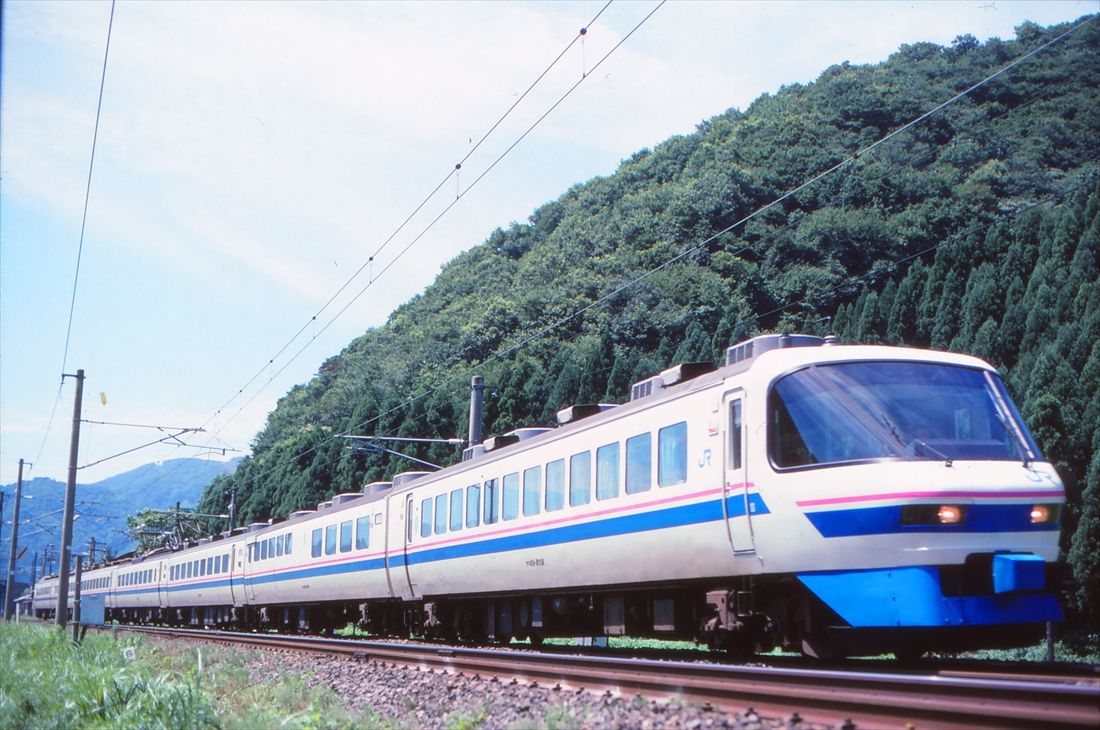 北陸本線湯尾―南条間を走る「スーパー雷鳥」（撮影：南正時）