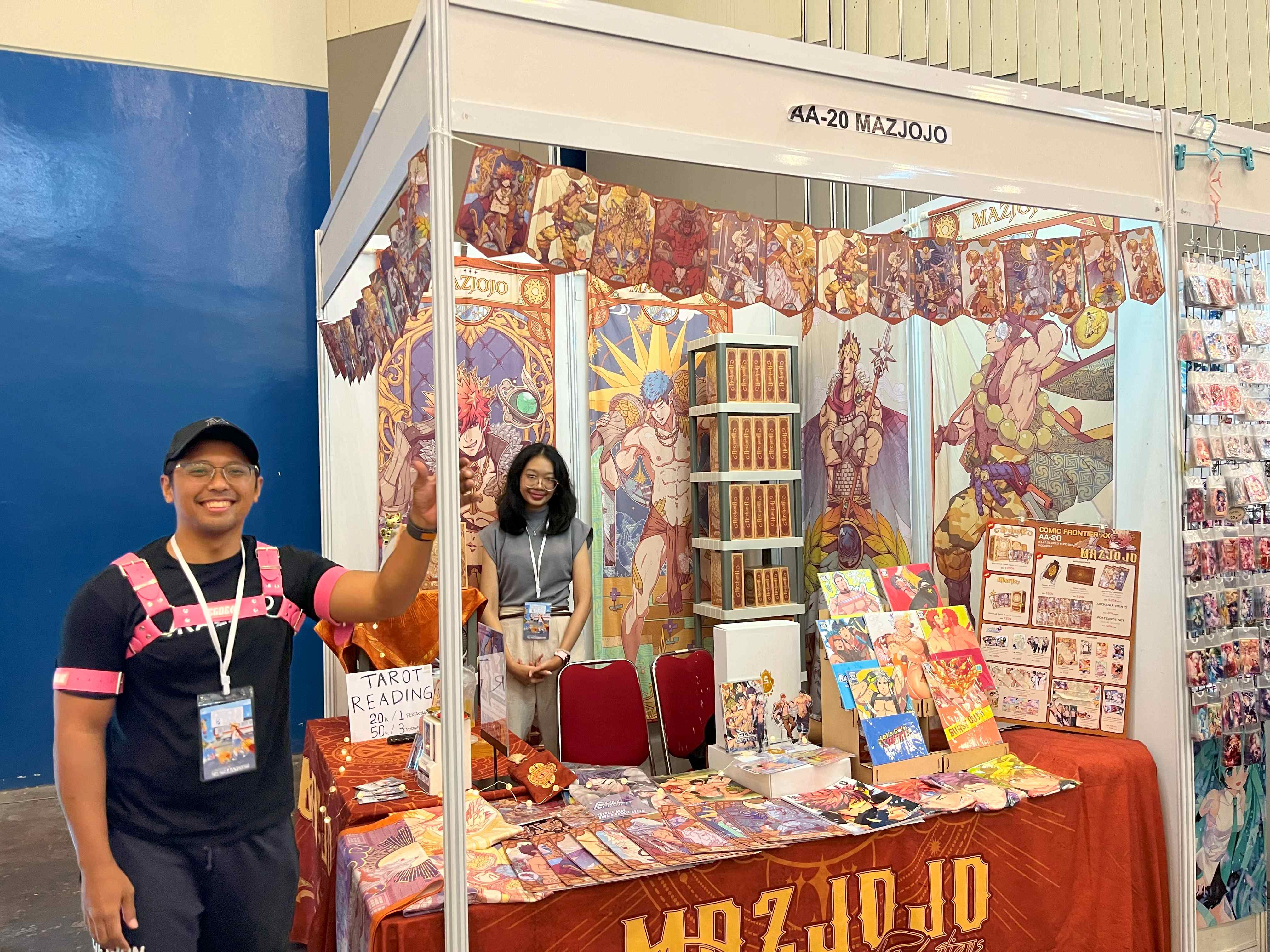 MAZJOJOさんのサークル。同人誌の装丁や品書きは本格的で、オリジナルタロットカードを使った占い体験も人気